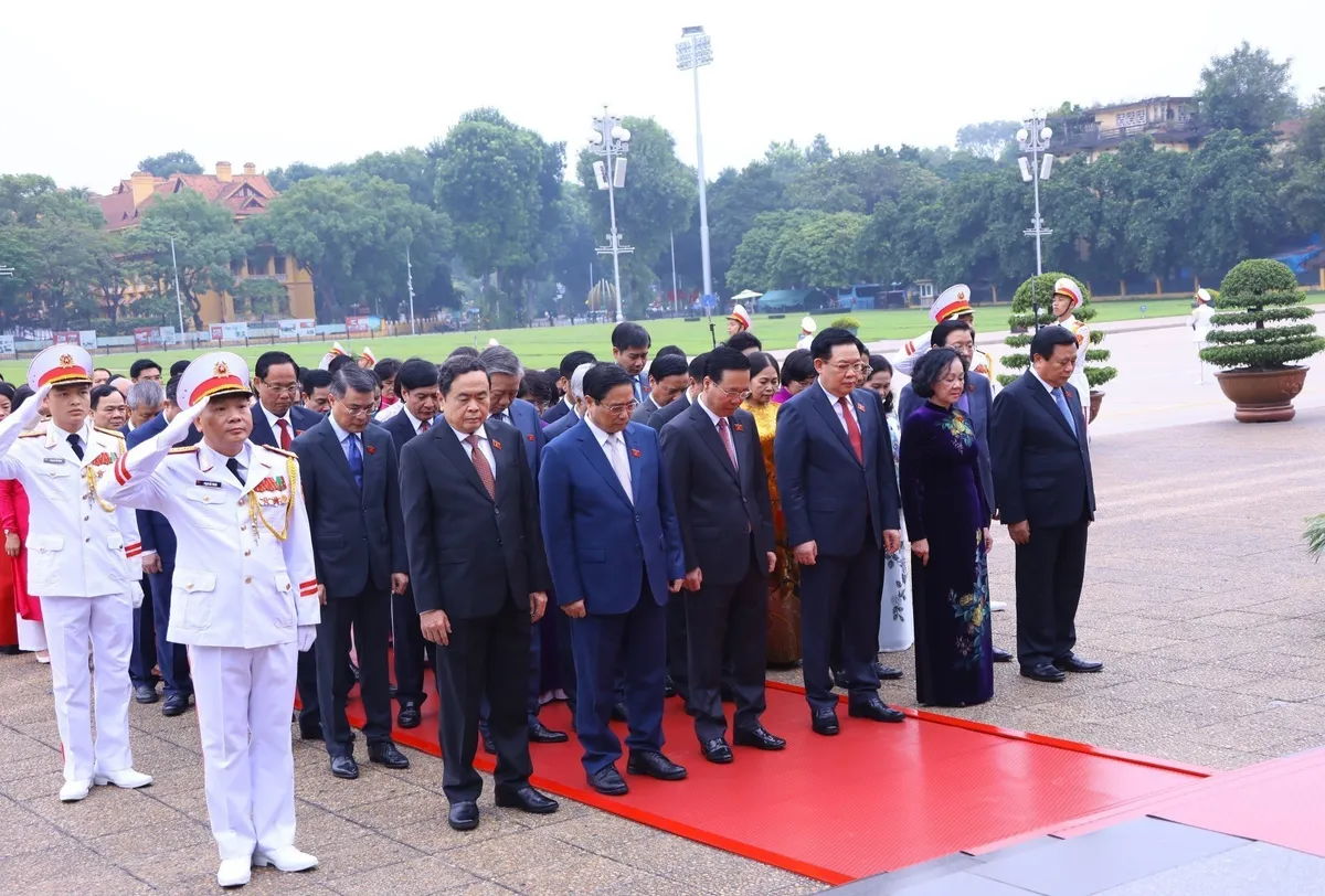 Đại biểu dự Kỳ họp thứ 6, Quốc hội khóa XV vào Lăng viếng Chủ tịch Hồ Chí Minh - Ảnh 1.