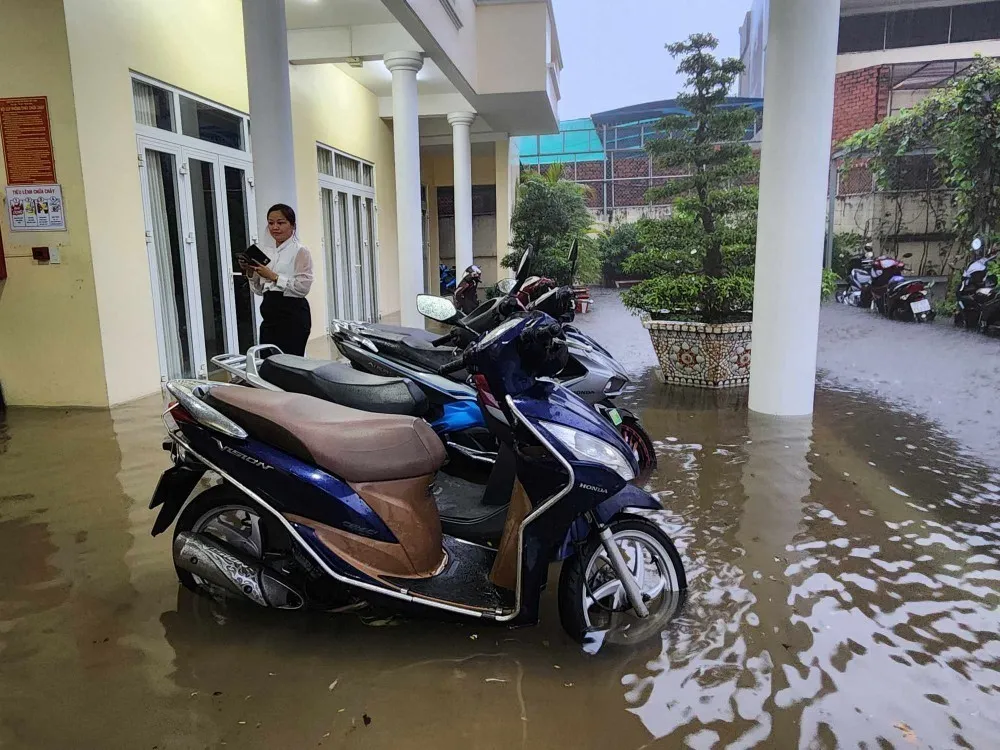 TP Hồ Chí Minh: Mưa lớn kéo dài, nhiều tuyến đường ngập sâu - Ảnh 2.