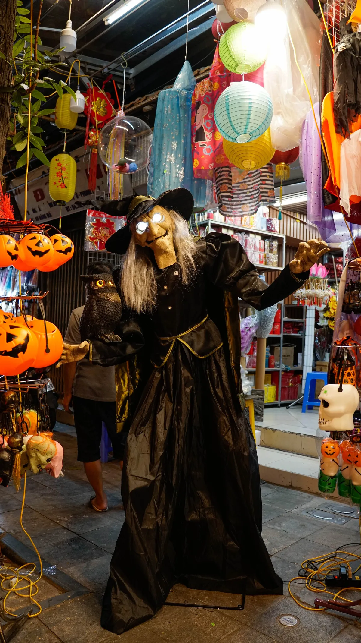 Phố Hàng Mã rùng rợn mùa Halloween - Ảnh 5.