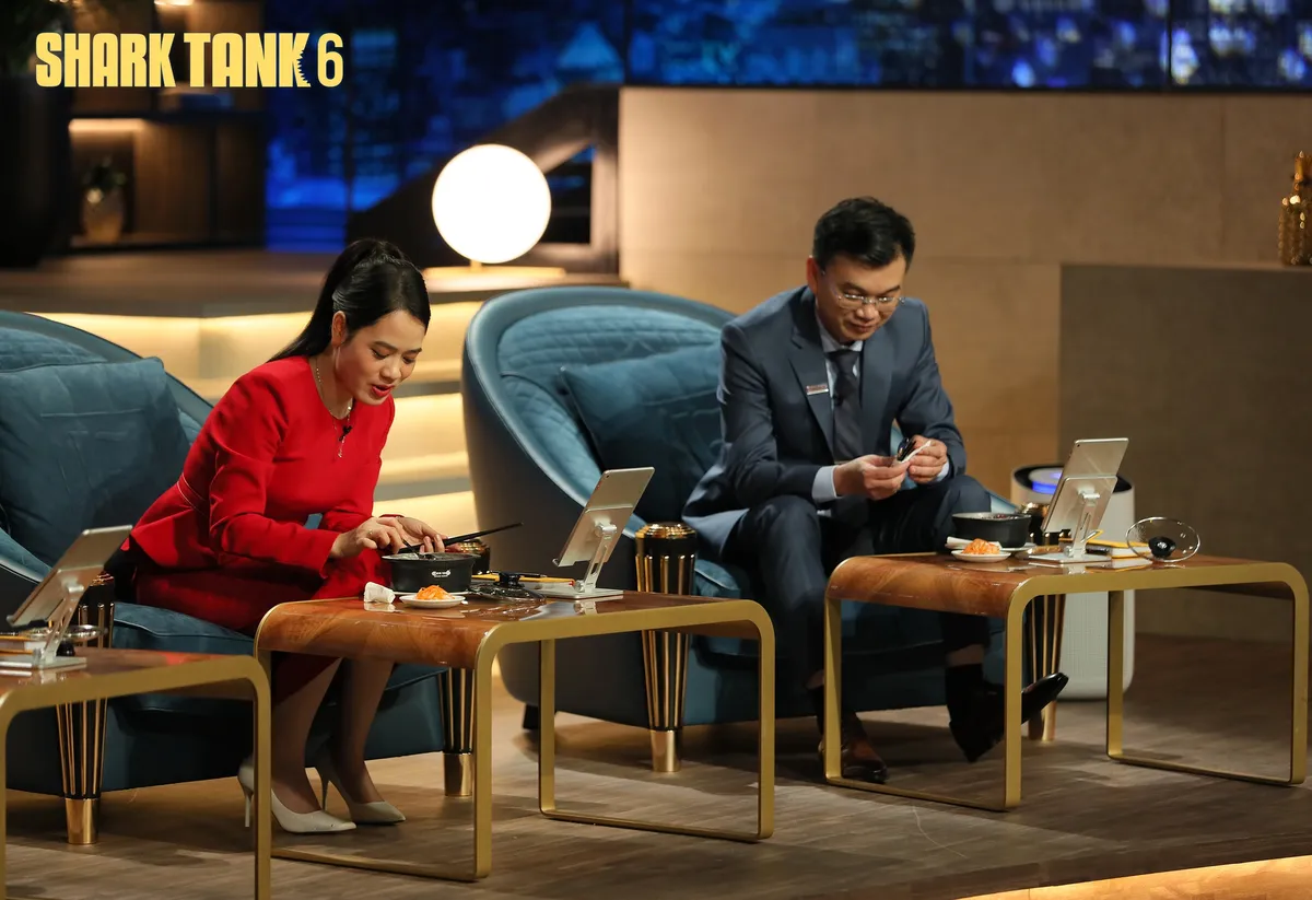 Shark Tank - Tập 4: Cặp du học sinh cấp 3 gọi vốn thành công với túi xách - Ảnh 4.