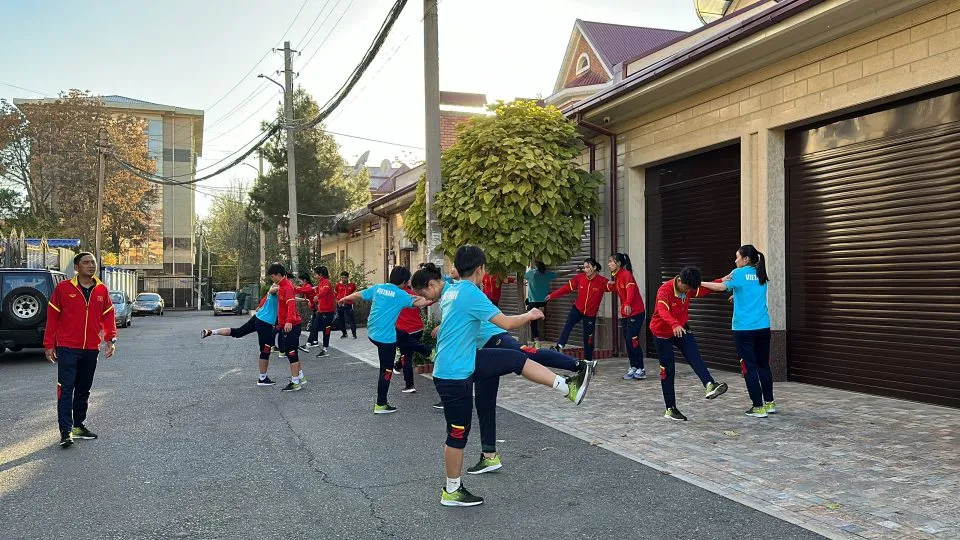 ĐT nữ Việt Nam tới Tashkent, sẵn sàng bước vào Vòng loại thứ 2 Olympic Paris 2023 - Ảnh 1. ĐT nữ Việt Nam tới Tashkent, sẵn sàng bước vào Vòng loại thứ 2 Olympic Paris 2023 - Ảnh 1.