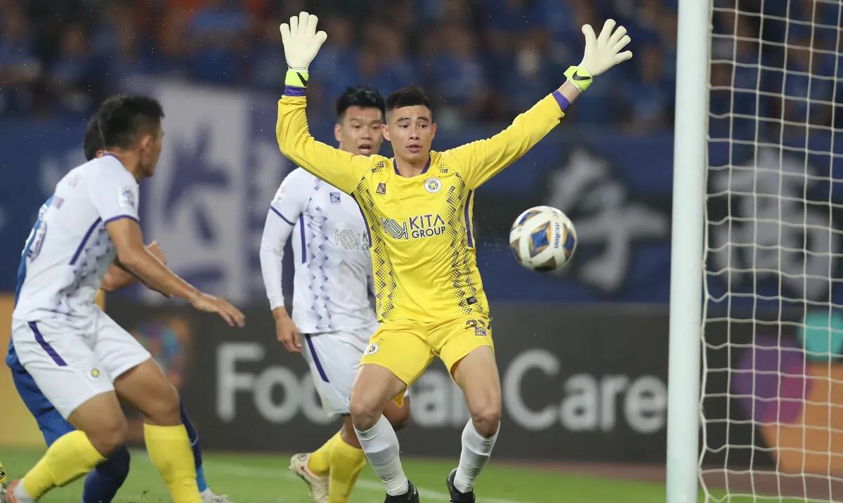 Thi đấu thiếu người, CLB Hà Nội không tạo được bất ngờ trước chủ nhà Wuhan Three Town - Ảnh 2. Thi đấu thiếu người, CLB Hà Nội không tạo được bất ngờ trước chủ nhà Wuhan Three Town - Ảnh 2.