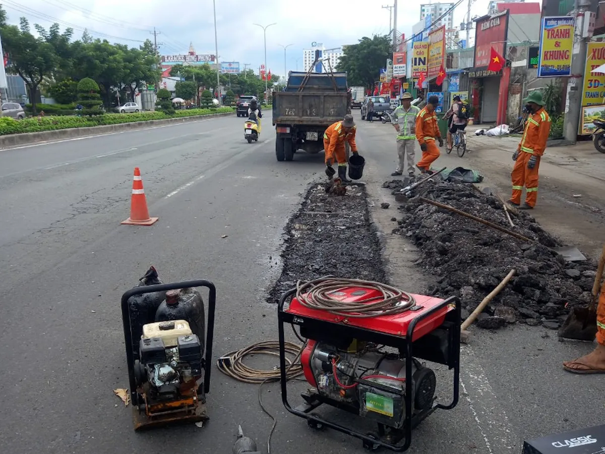 Đã thay thế các tấm đan nắp cống bị hư hỏng trên quốc lộ 51 - Ảnh 9. Đã thay thế các tấm đan nắp cống bị hư hỏng trên quốc lộ 51 - Ảnh 9.