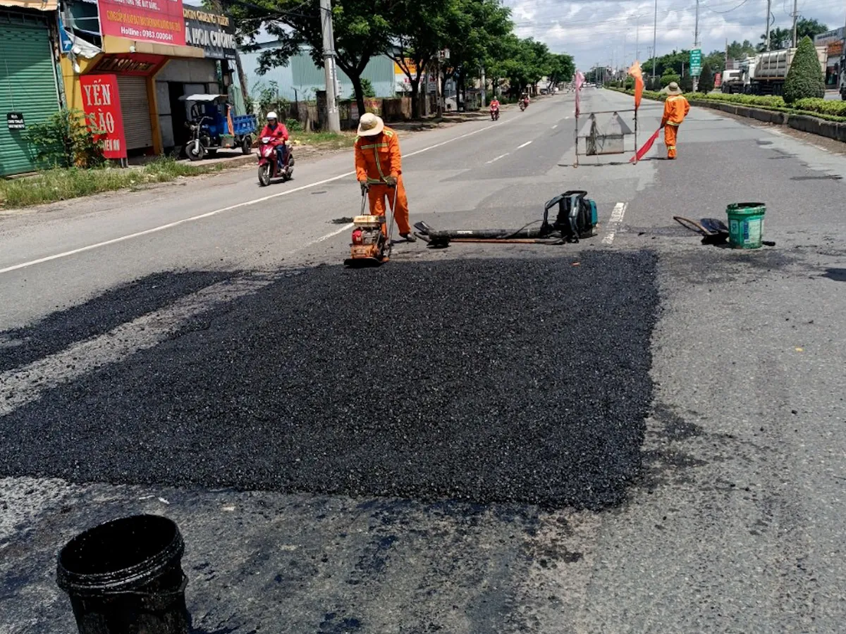 Đã thay thế các tấm đan nắp cống bị hư hỏng trên quốc lộ 51 - Ảnh 6. Đã thay thế các tấm đan nắp cống bị hư hỏng trên quốc lộ 51 - Ảnh 6.