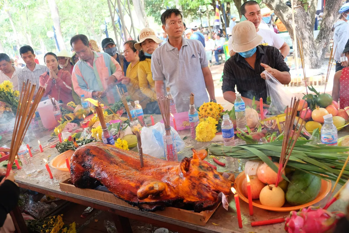 Bình Thuận: Lễ hội Dinh Thầy Thím thu hút đông đảo khách hành hương - Ảnh 1.