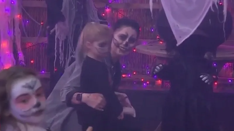 Biến ng&ocirc;i nh&agrave; th&agrave;nh thế giới Halloween - Ảnh 2.