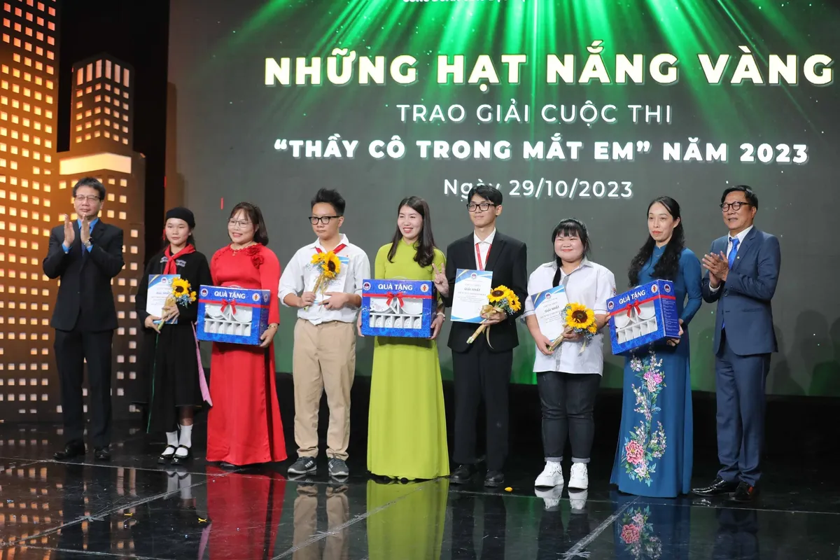 Trao giải cuộc thi Thầy cô trong mắt em năm 2023 - Ảnh 2.