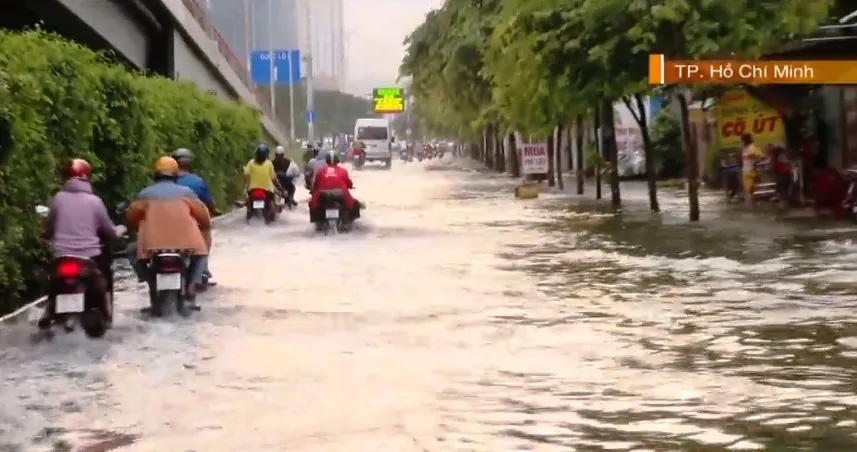 TP Hồ Chí Minh: Ngập nhiều nơi trong ngày triều cường dâng cao - Ảnh 2.