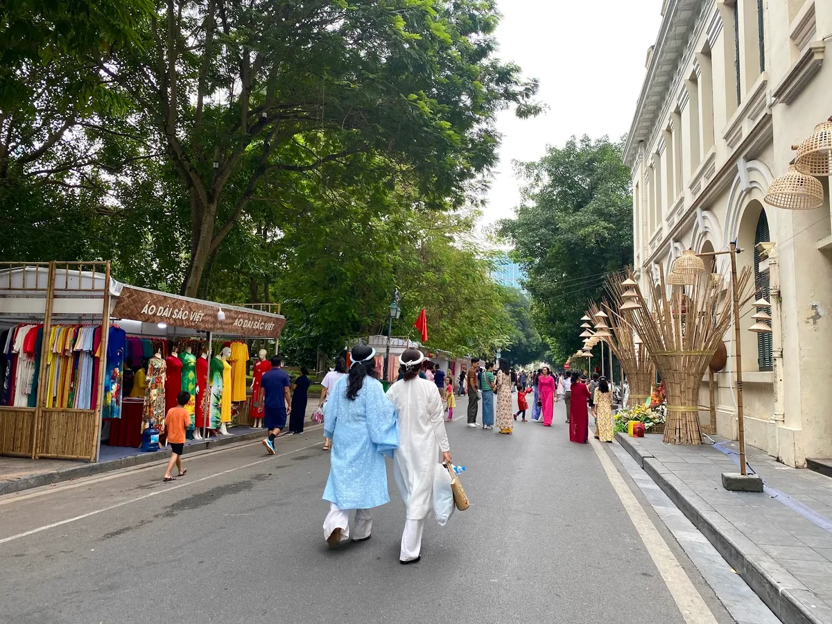 “Check-in” trời thu Hà Nội tại con đường Áo dài độc đáo - Ảnh 21.