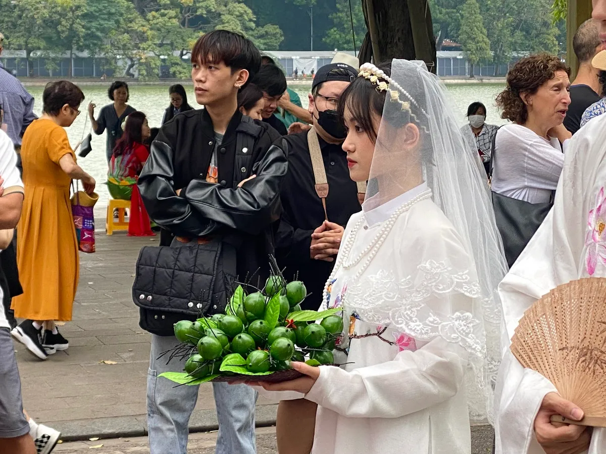 “Check-in” trời thu Hà Nội tại con đường Áo dài độc đáo - Ảnh 17.