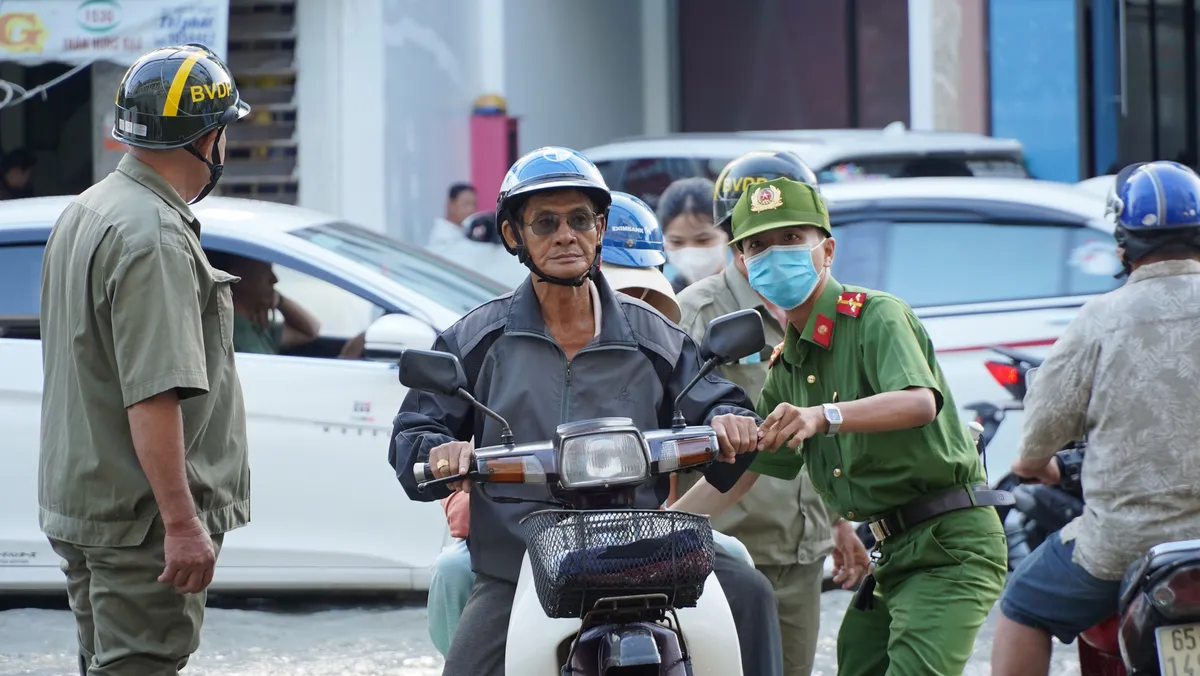 Triều cường tràn vào bệnh viện, người dân bì bõm đi làm ngày đầu tuần ở Cần Thơ - Ảnh 5.