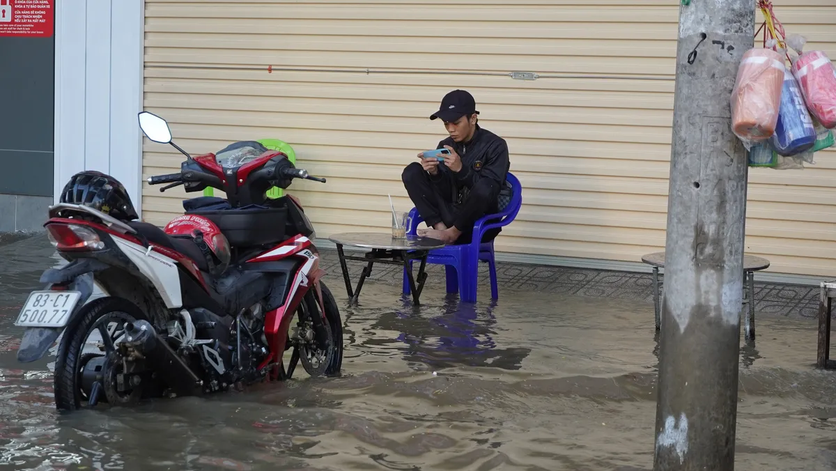 Triều cường tràn vào bệnh viện, người dân bì bõm đi làm ngày đầu tuần ở Cần Thơ - Ảnh 6.