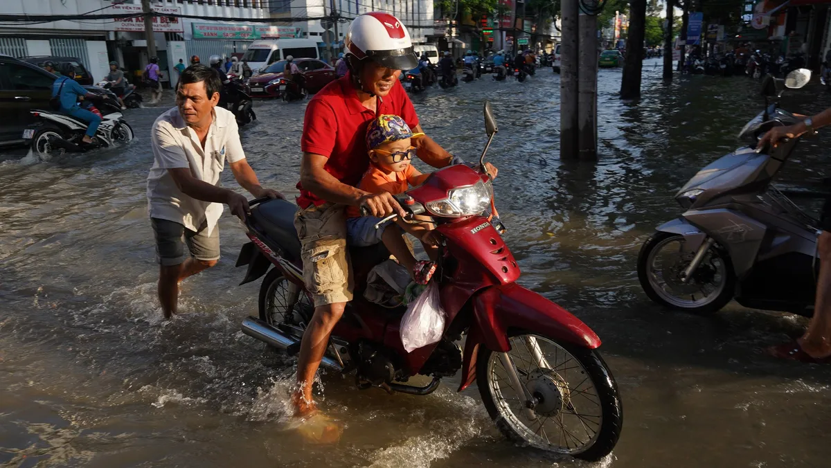 Triều cường tràn vào bệnh viện, người dân bì bõm đi làm ngày đầu tuần ở Cần Thơ - Ảnh 7.