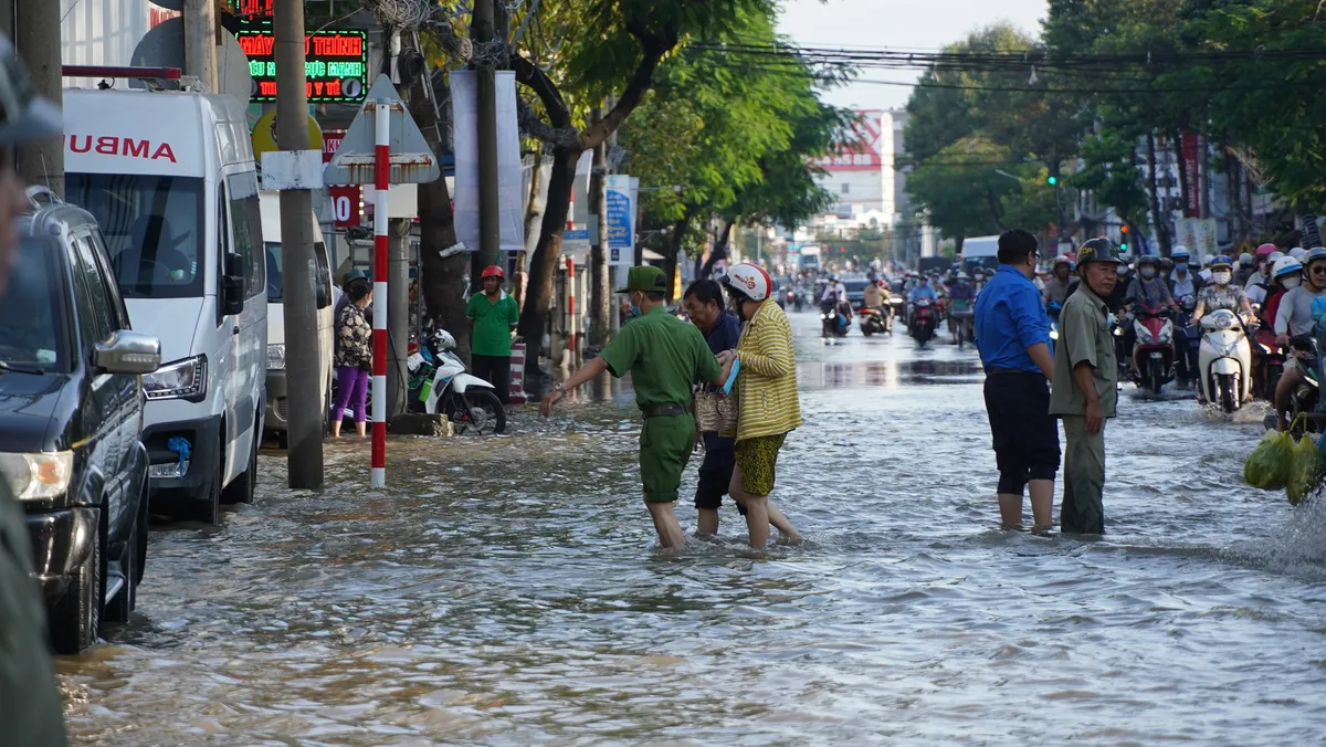 Triều cường tràn vào bệnh viện, người dân bì bõm đi làm ngày đầu tuần ở Cần Thơ - Ảnh 8.