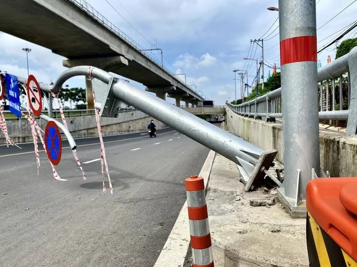 TP Hồ Ch&iacute; Minh: Xe tải t&ocirc;ng sập thanh giới hạn chiều cao tr&ecirc;n Xa lộ H&agrave; Nội - Ảnh 1.