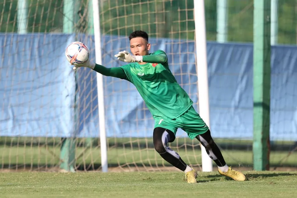 HLV Hoàng Anh Tuấn: “Ở lứa tuổi 16, 17, các cầu thủ còn phải hoàn thiện nhiều…” - Ảnh 3. HLV Hoàng Anh Tuấn: “Ở lứa tuổi 16, 17, các cầu thủ còn phải hoàn thiện nhiều…” - Ảnh 3.