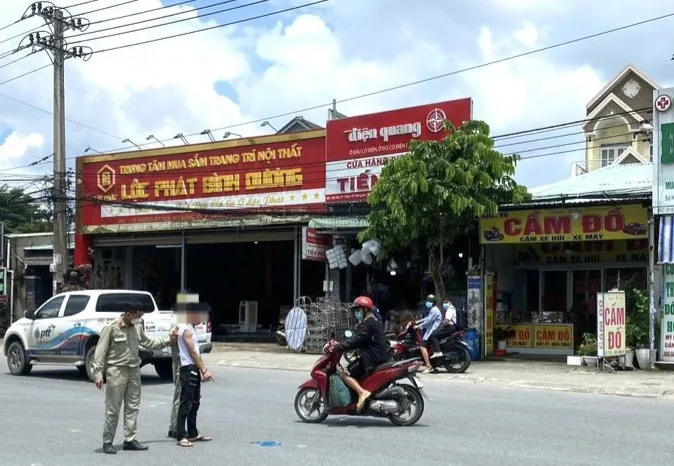 Hai đối tượng cướp dây chuyền vàng của người phụ nữ trong lúc dừng chờ đèn đỏ - Ảnh 1.