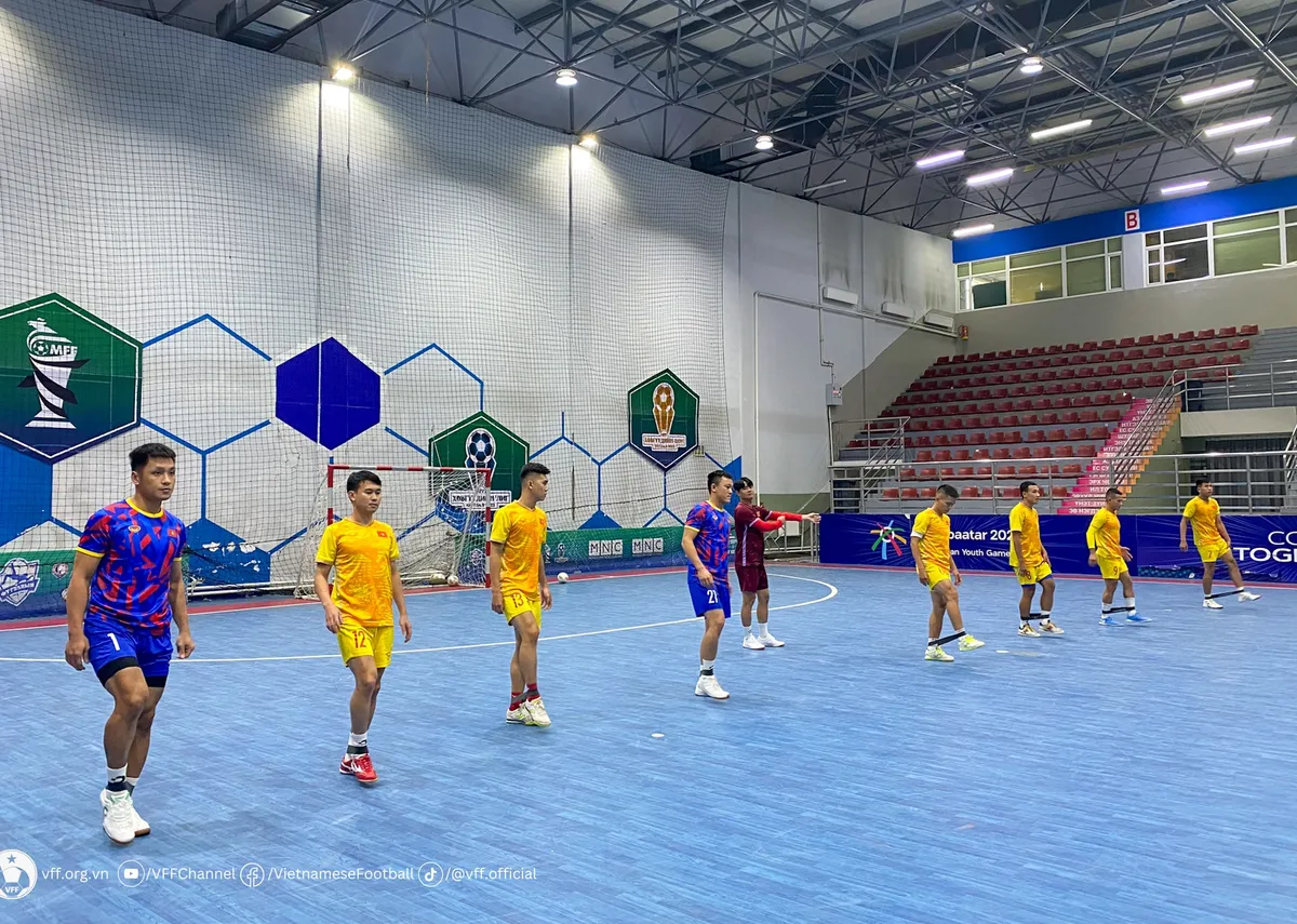 Đội tuyển futsal Việt Nam hứng khởi trong buổi tập đầu tiên tại Ulaanbaatar - Ảnh 1. Đội tuyển futsal Việt Nam hứng khởi trong buổi tập đầu tiên tại Ulaanbaatar - Ảnh 1.