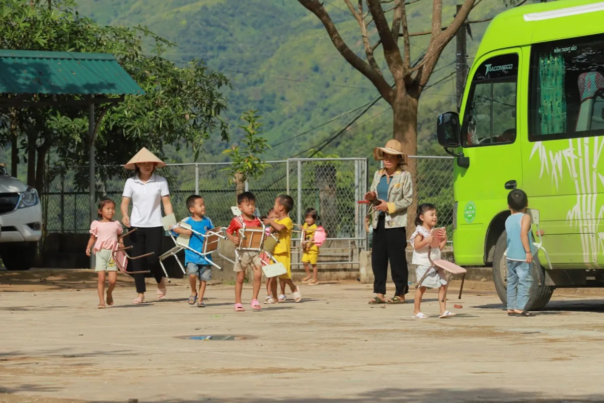 Mang yêu thương đến với các em học sinh nghèo vùng cao - Ảnh 9.