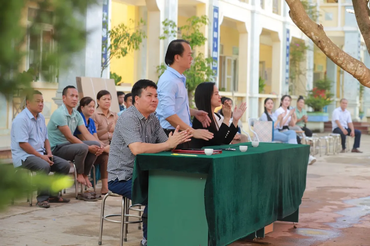 Mang yêu thương đến với các em học sinh nghèo vùng cao - Ảnh 7.