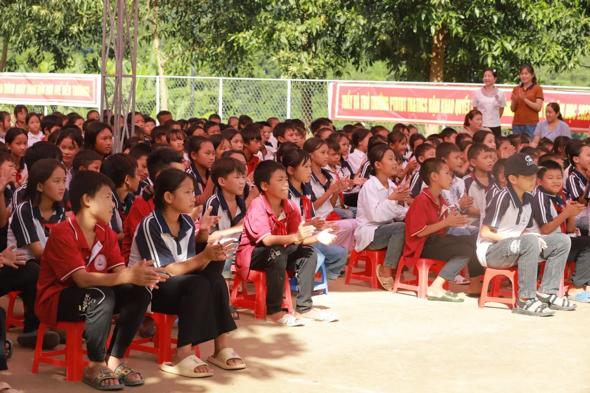 Mang yêu thương đến với các em học sinh nghèo vùng cao - Ảnh 6.