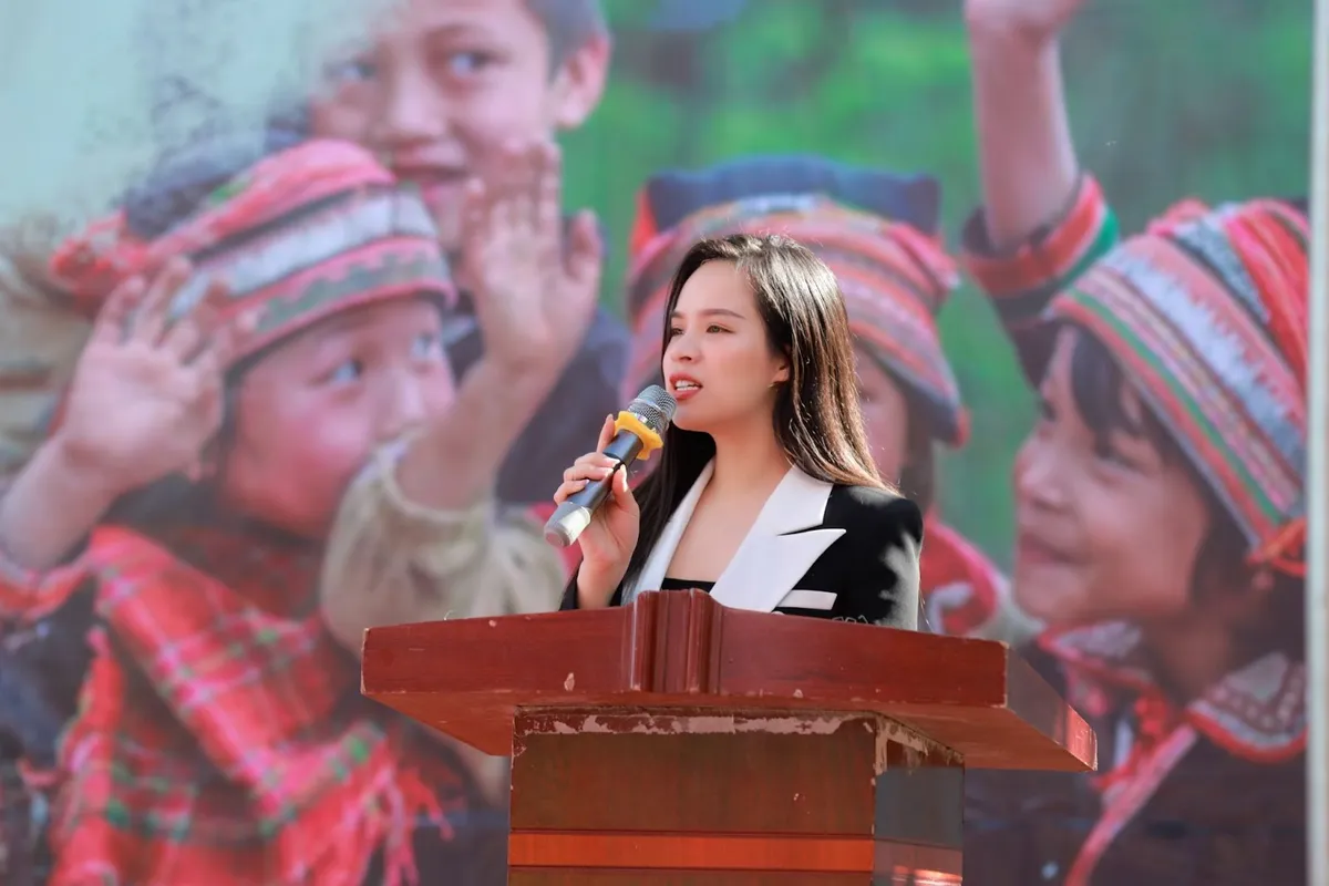 Mang yêu thương đến với các em học sinh nghèo vùng cao - Ảnh 4.