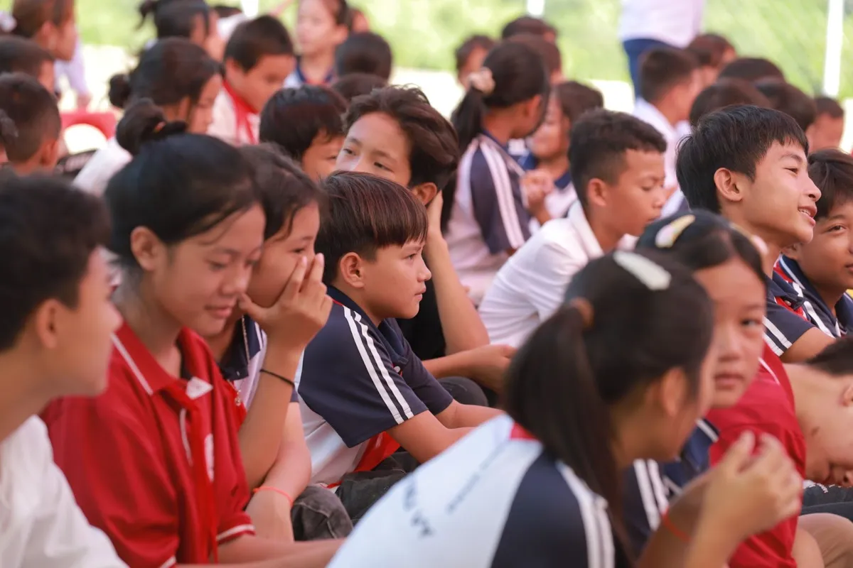 Mang yêu thương đến với các em học sinh nghèo vùng cao - Ảnh 2.