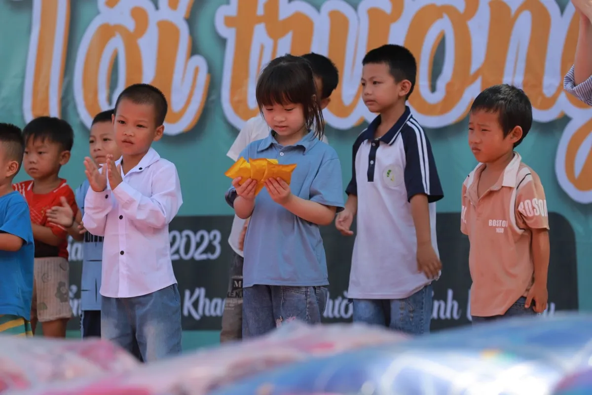 Mang yêu thương đến với các em học sinh nghèo vùng cao - Ảnh 1.