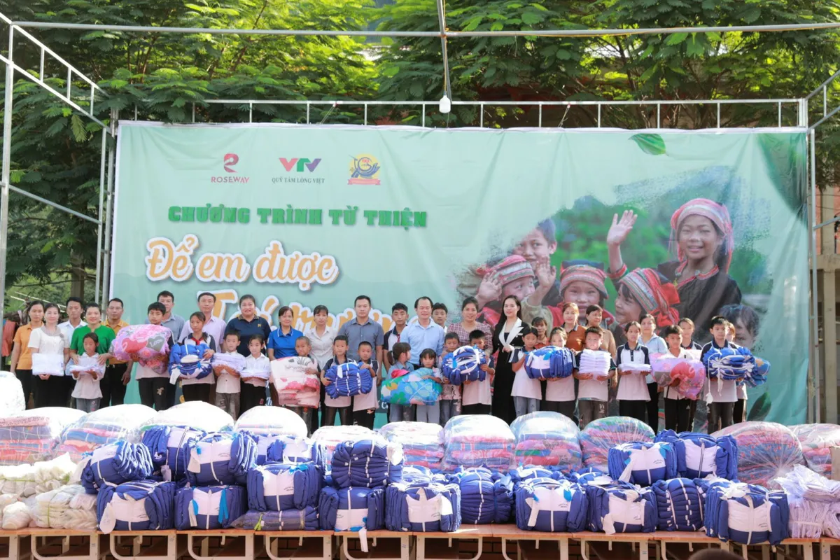 Mang yêu thương đến với các em học sinh nghèo vùng cao - Ảnh 10.