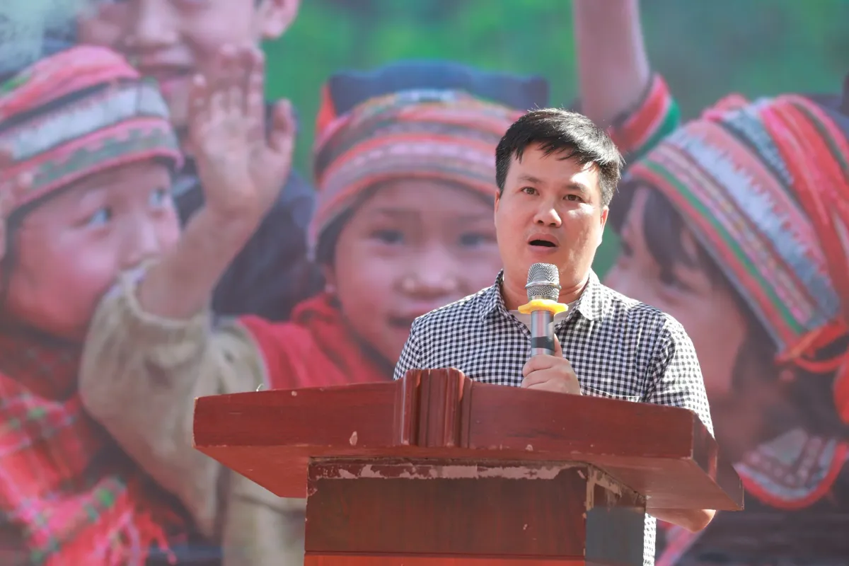 Mang yêu thương đến với các em học sinh nghèo vùng cao - Ảnh 3.