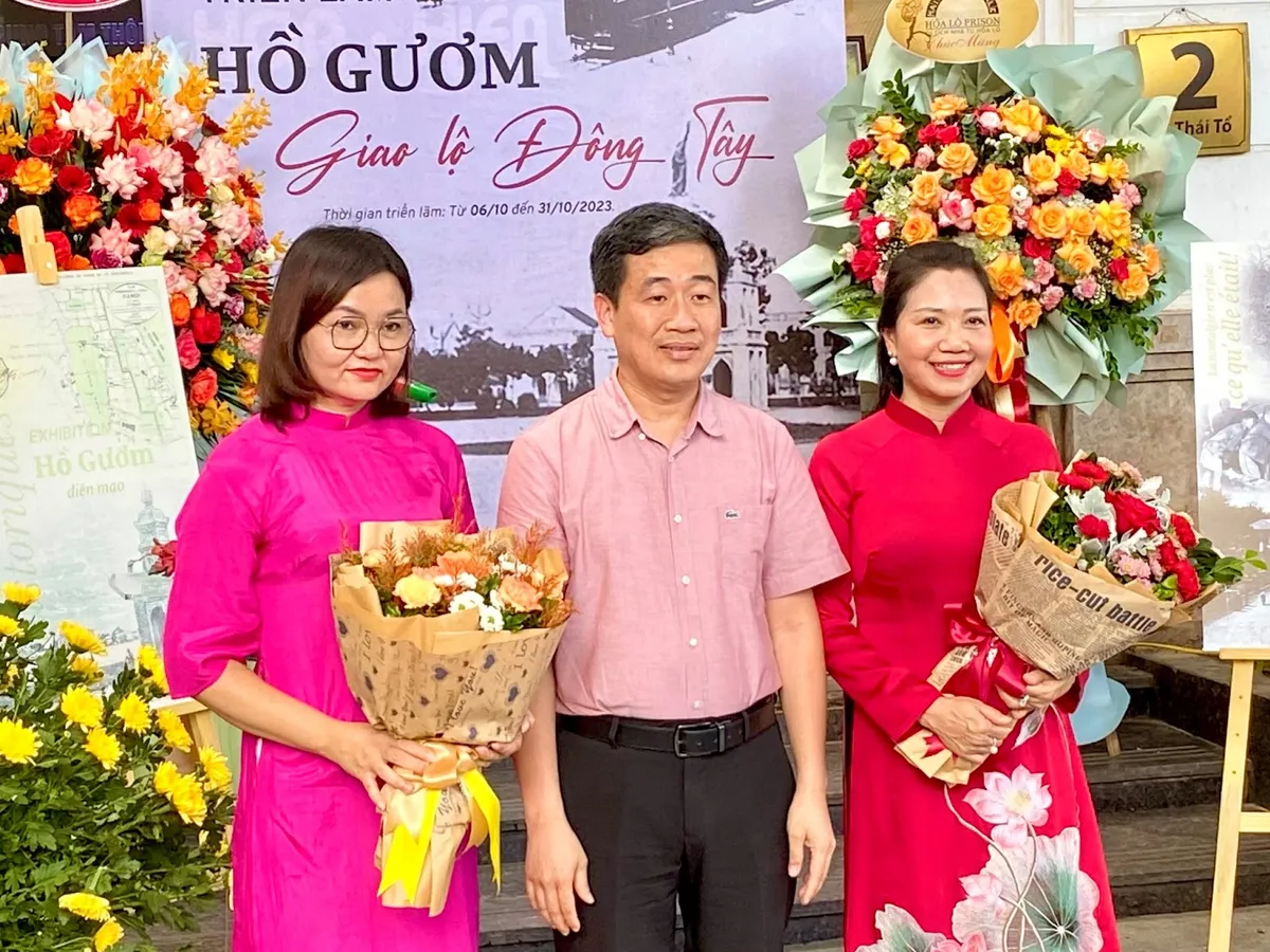 Triển l&atilde;m Hồ Gươm, giao lộ Đ&ocirc;ng - T&acirc;y&rdquo;: Nh&igrave;n lại qu&aacute; tr&igrave;nh thay đổi diện mạo của Hồ Gươm - Ảnh 1.