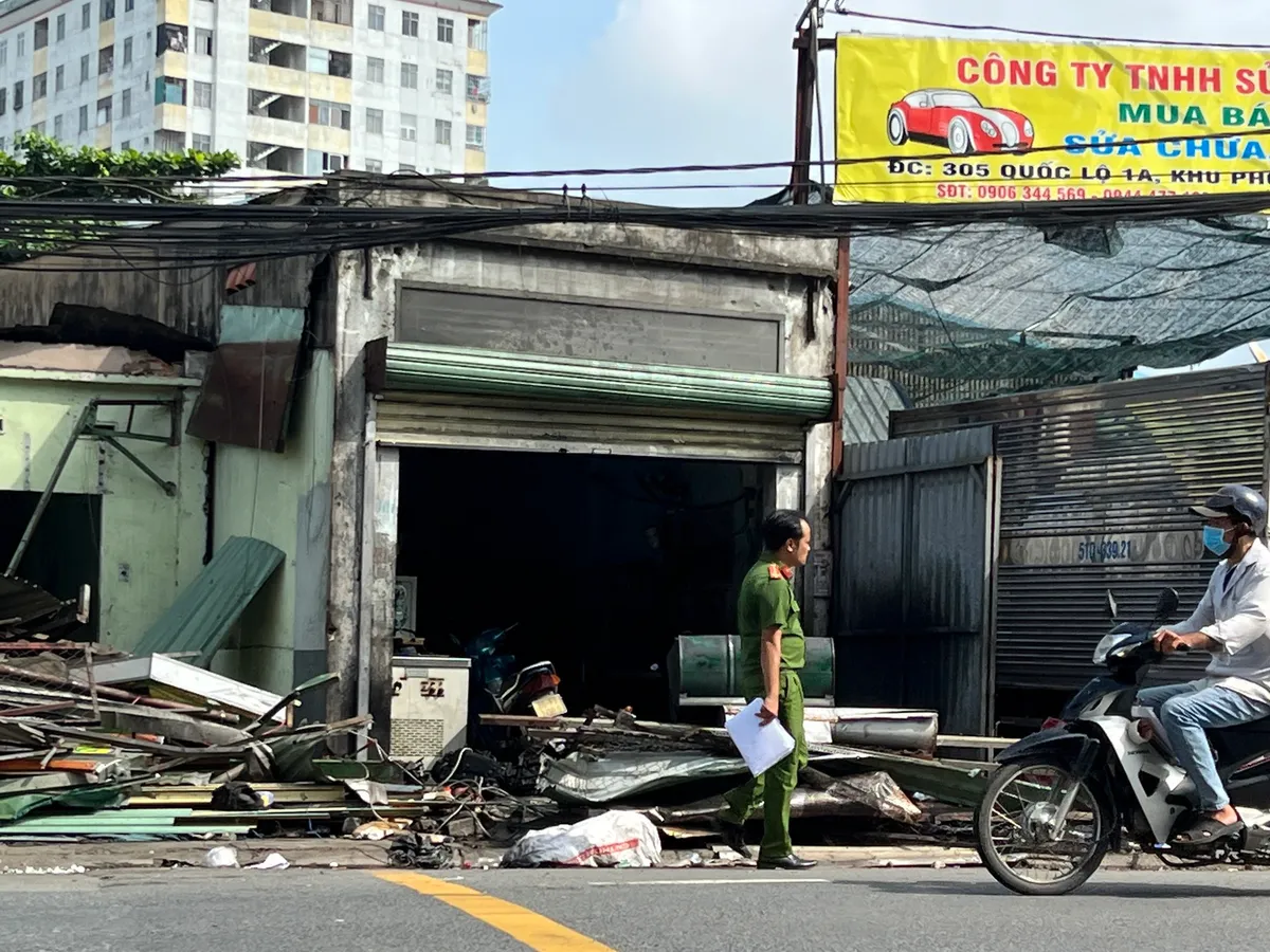 T&agrave;i xế xe container ngủ gục t&ocirc;ng h&agrave;ng loạt ki ốt ven đường - Ảnh 1.