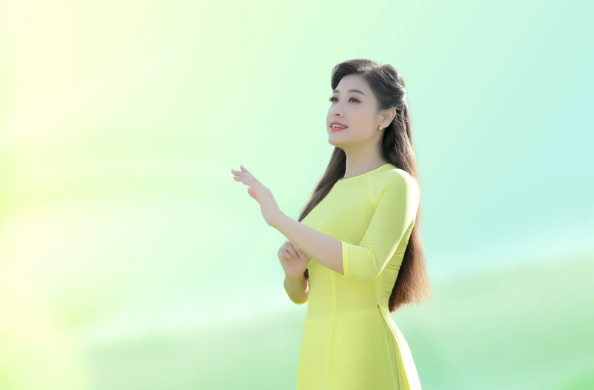 Ca sĩ B&iacute;ch Hồng t&aacute;i xuất với MV mới về H&agrave; Nội đẹp tựa phim điện ảnh  - Ảnh 2.