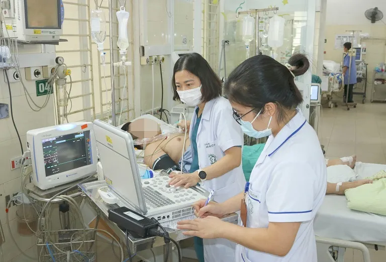 Cảnh báo: Dịch sốt xuất huyết phức tạp, mỗi ngày hàng chục ca trở nặng phải nhập viện - Ảnh 2. Cảnh báo: Dịch sốt xuất huyết phức tạp, mỗi ngày hàng chục ca trở nặng phải nhập viện - Ảnh 2.