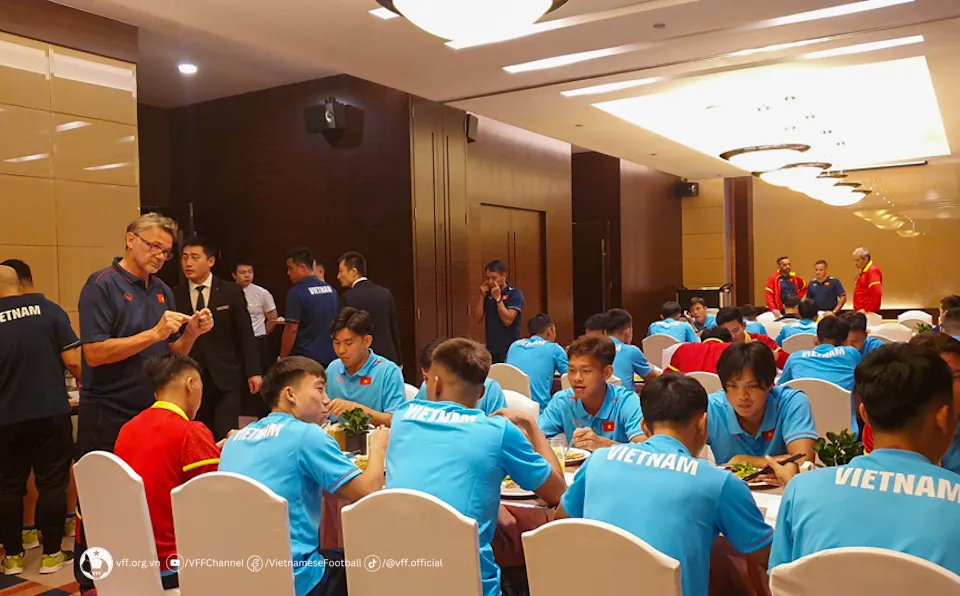 Đội tuyển Việt Nam đã đặt chân tới Đại Liên (Trung Quốc) - Ảnh 13. Đội tuyển Việt Nam đã đặt chân tới Đại Liên (Trung Quốc) - Ảnh 13.