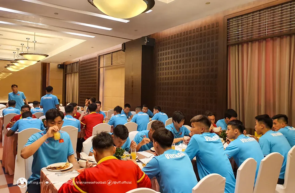 Đội tuyển Việt Nam đã đặt chân tới Đại Liên (Trung Quốc) - Ảnh 12. Đội tuyển Việt Nam đã đặt chân tới Đại Liên (Trung Quốc) - Ảnh 12.