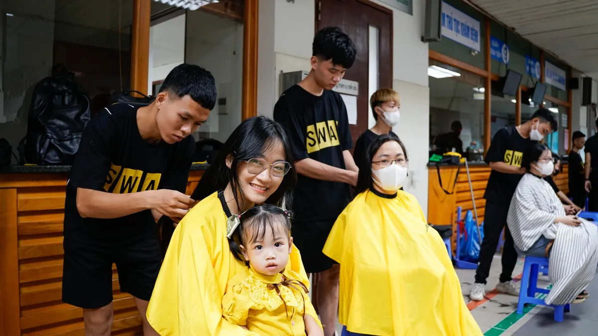 Trạm tóc ước mơ trao gửi yêu thương cho bệnh nhi ung thư - Ảnh 5.