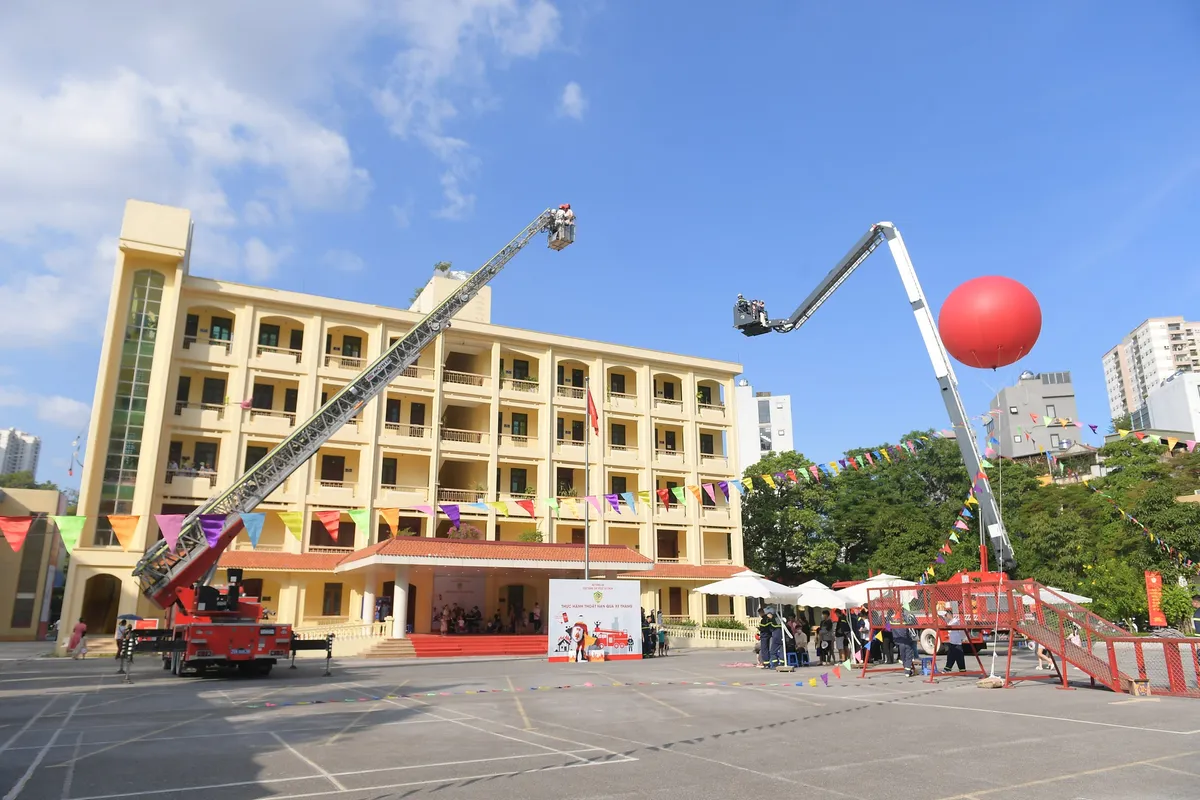 Hàng trăm em nhỏ thích thú trải nghiệm kỹ năng chữa cháy và cứu nạn cứu hộ - Ảnh 1. Hàng trăm em nhỏ thích thú trải nghiệm kỹ năng chữa cháy và cứu nạn cứu hộ - Ảnh 1.