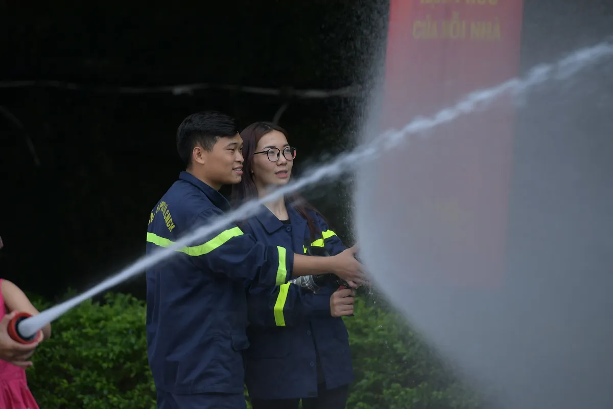 Hàng trăm em nhỏ thích thú trải nghiệm kỹ năng chữa cháy và cứu nạn cứu hộ - Ảnh 8. Hàng trăm em nhỏ thích thú trải nghiệm kỹ năng chữa cháy và cứu nạn cứu hộ - Ảnh 8.