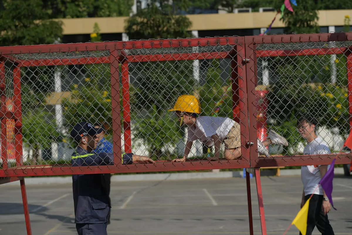 Hàng trăm em nhỏ thích thú trải nghiệm kỹ năng chữa cháy và cứu nạn cứu hộ - Ảnh 6. Hàng trăm em nhỏ thích thú trải nghiệm kỹ năng chữa cháy và cứu nạn cứu hộ - Ảnh 6.