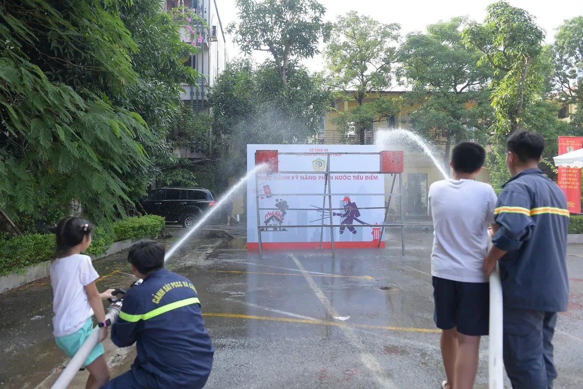 Hàng trăm em nhỏ thích thú trải nghiệm kỹ năng chữa cháy và cứu nạn cứu hộ - Ảnh 4. Hàng trăm em nhỏ thích thú trải nghiệm kỹ năng chữa cháy và cứu nạn cứu hộ - Ảnh 4.