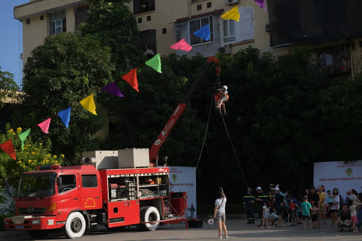 Hàng trăm em nhỏ thích thú trải nghiệm kỹ năng chữa cháy và cứu nạn cứu hộ - Ảnh 3. Hàng trăm em nhỏ thích thú trải nghiệm kỹ năng chữa cháy và cứu nạn cứu hộ - Ảnh 3.