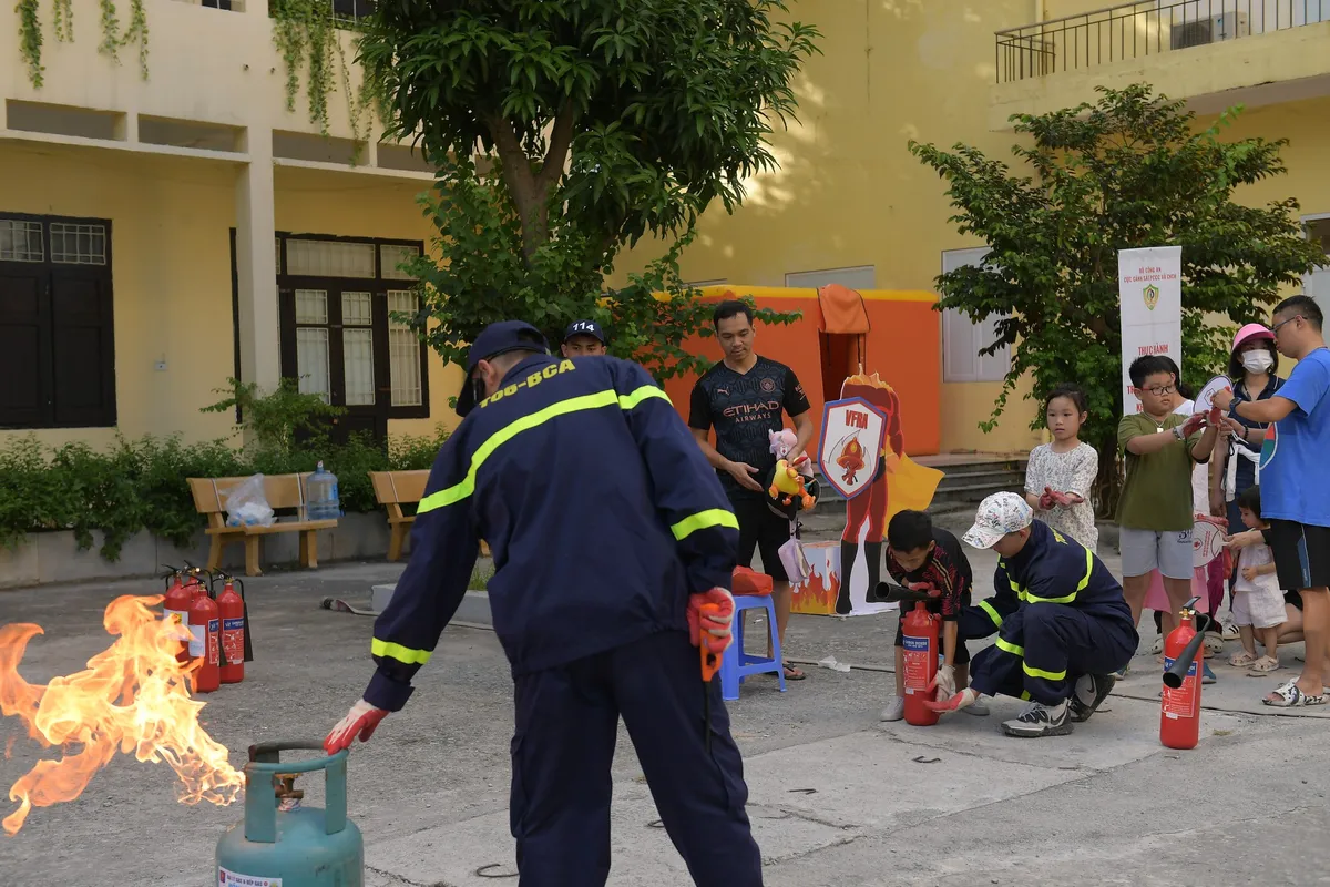 Hàng trăm em nhỏ thích thú trải nghiệm kỹ năng chữa cháy và cứu nạn cứu hộ - Ảnh 2. Hàng trăm em nhỏ thích thú trải nghiệm kỹ năng chữa cháy và cứu nạn cứu hộ - Ảnh 2.