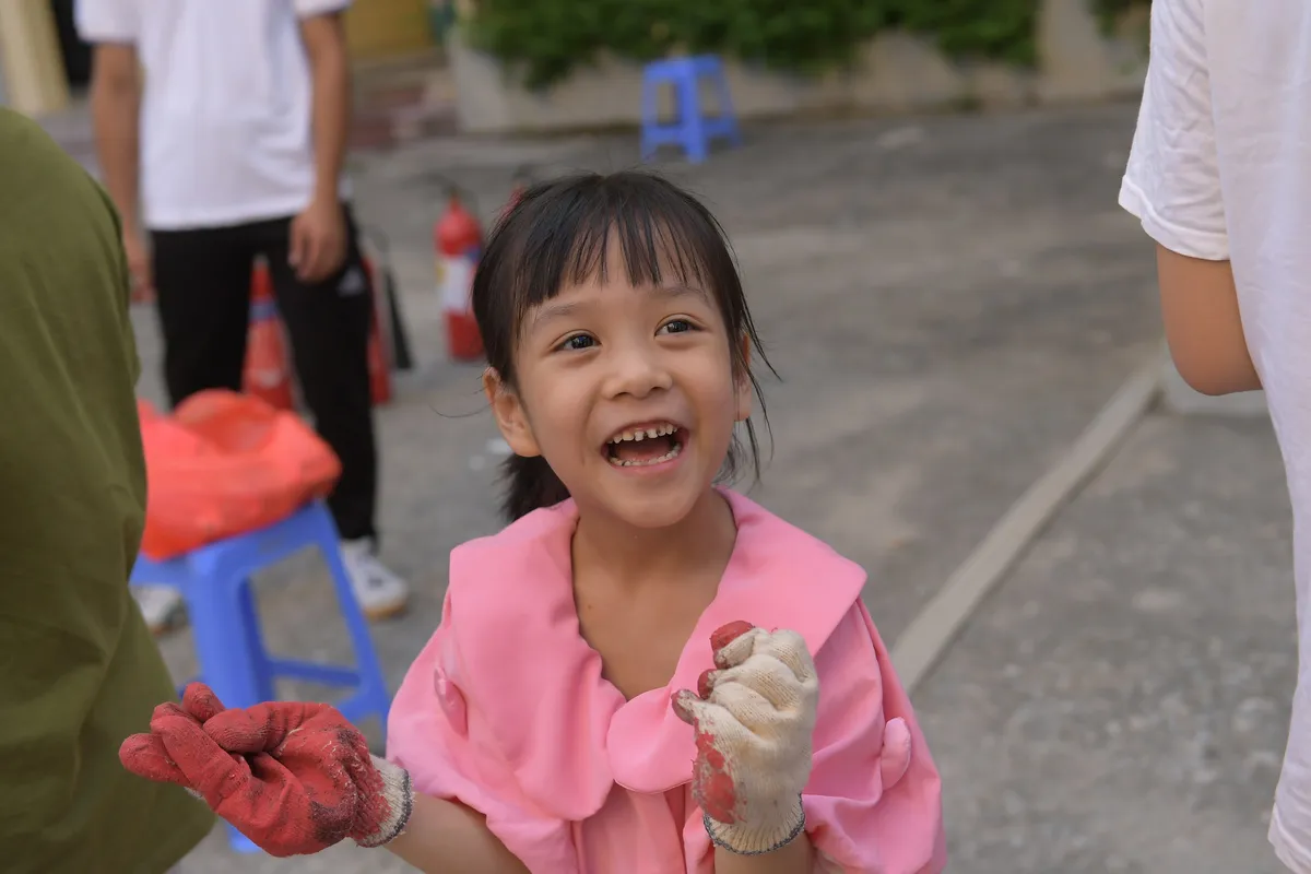 Hàng trăm em nhỏ thích thú trải nghiệm kỹ năng chữa cháy và cứu nạn cứu hộ - Ảnh 9. Hàng trăm em nhỏ thích thú trải nghiệm kỹ năng chữa cháy và cứu nạn cứu hộ - Ảnh 9.