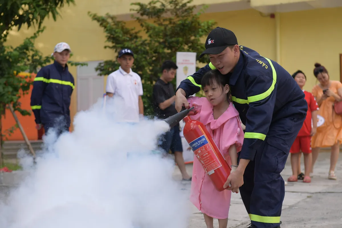 Hàng trăm em nhỏ thích thú trải nghiệm kỹ năng chữa cháy và cứu nạn cứu hộ - Ảnh 7. Hàng trăm em nhỏ thích thú trải nghiệm kỹ năng chữa cháy và cứu nạn cứu hộ - Ảnh 7.