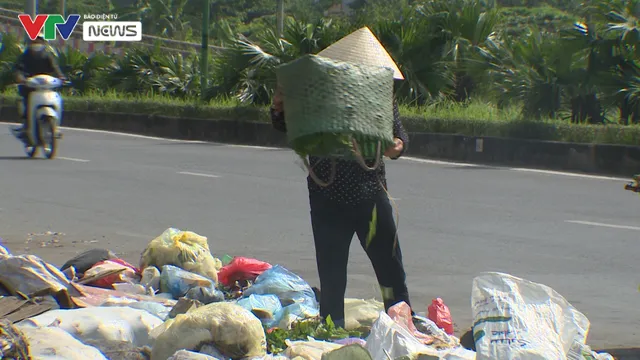 Ngổn ngang những bãi rác thải tự phát ngay giữa Thủ đô - Ảnh 2.