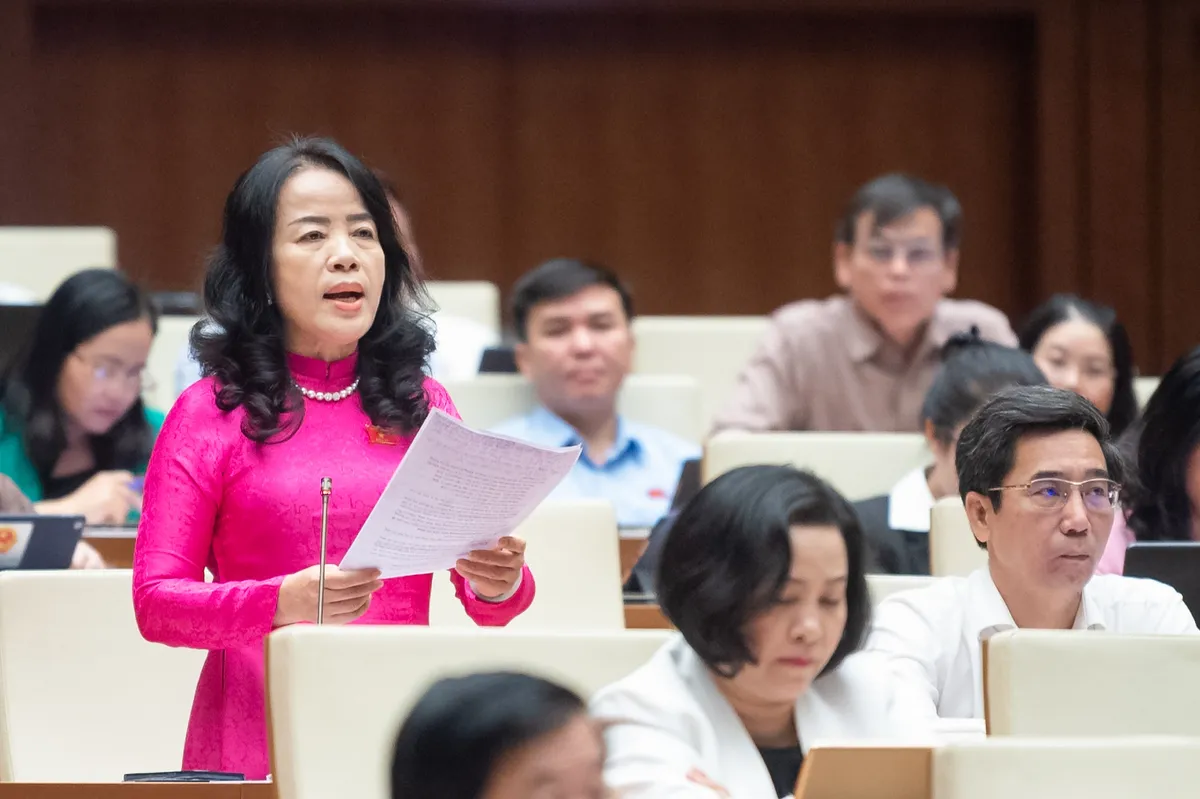 Đại biểu Quốc hội nêu nghịch lý: Sách giáo khoa càng xã hội hóa, giá càng tăng - Ảnh 2.