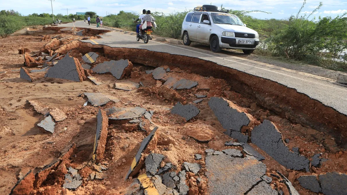 Lũ lụt tồi tệ nhất trong nhiều thập kỷ ở Somalia  và Kenya khiến hàng chục người tử vong - Ảnh 8.