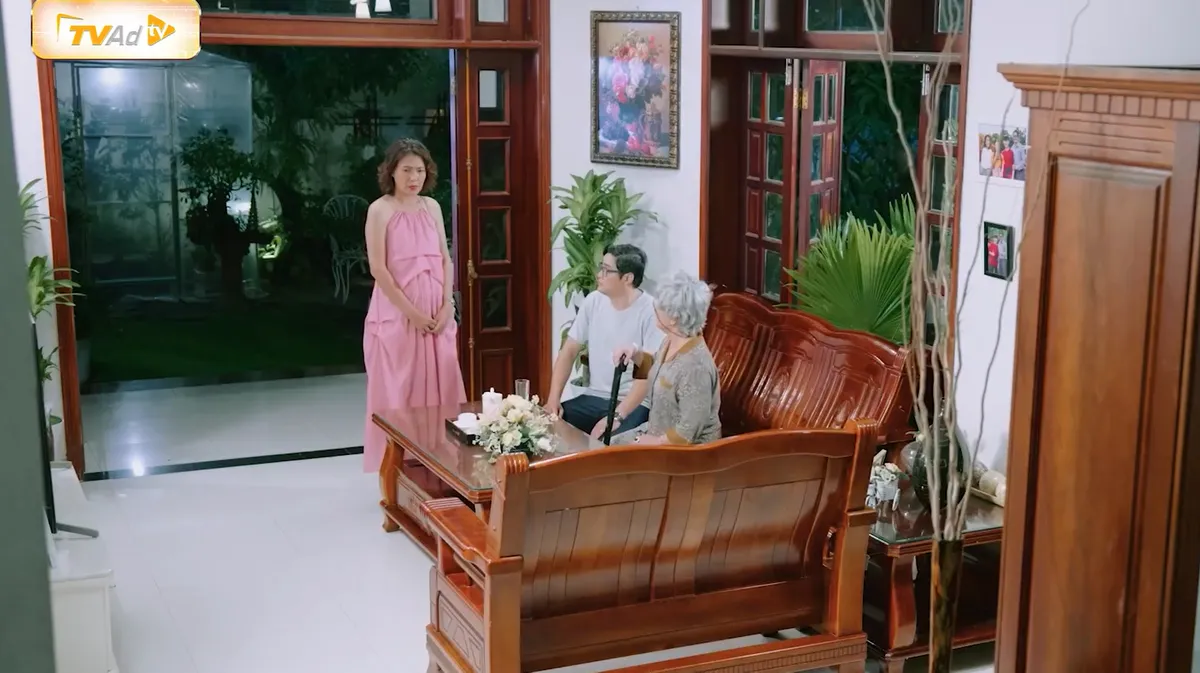 Ch&uacute;ng ta phải hạnh ph&uacute;c - Tập 2: B&igrave;nh l&agrave;m diễn vi&ecirc;n nhưng kh&ocirc;ng c&oacute; tiền trả thu&ecirc; trọ - Ảnh 1.