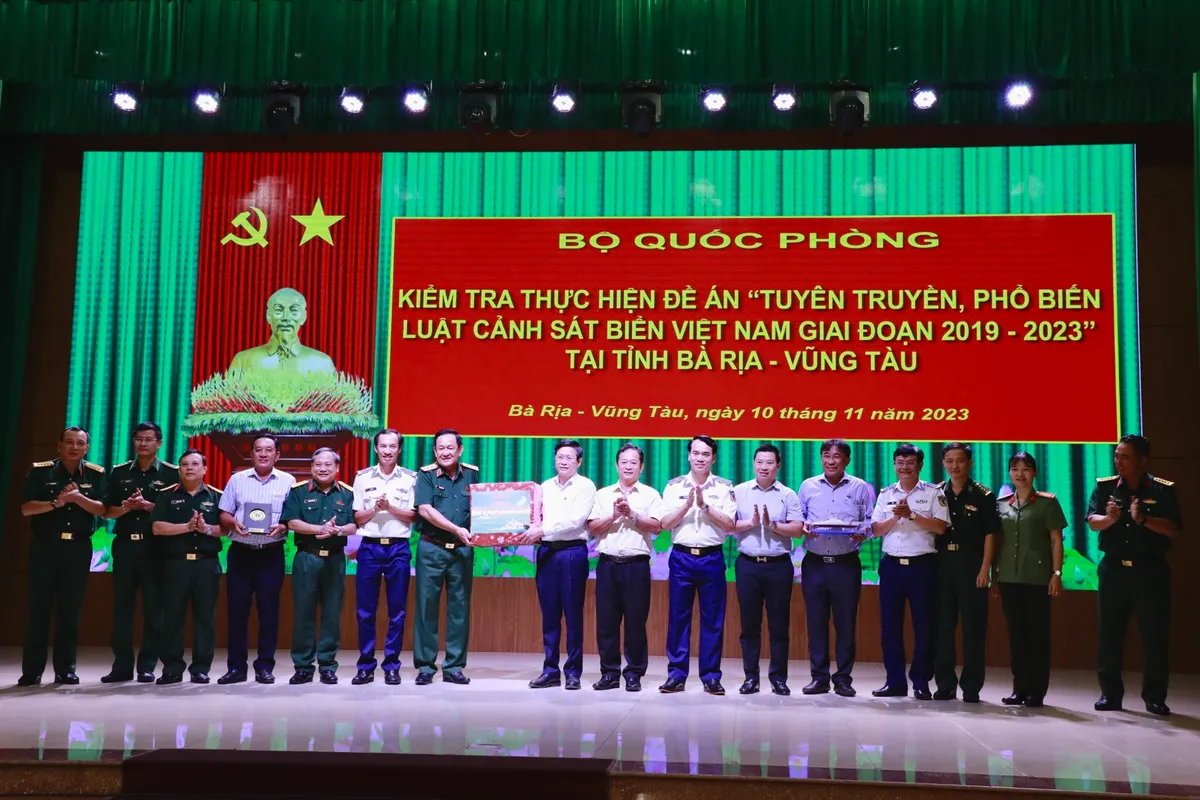 Tuyên truyền, phổ biến Luật Cảnh sát biển giúp ngư dân hoạt động an toàn, hiệu quả - Ảnh 5. Tuyên truyền, phổ biến Luật Cảnh sát biển giúp ngư dân hoạt động an toàn, hiệu quả - Ảnh 5.
